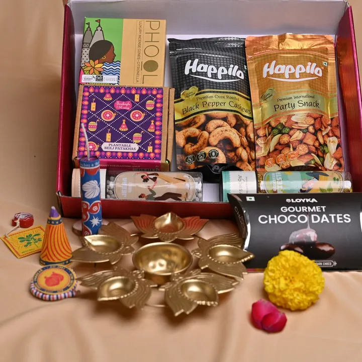Radiant Rituals Hamper, a Diwali gift hamper with Happilo Black Pepper Cashew Mix, Happilo Party Snack and Loyka Choco Dates